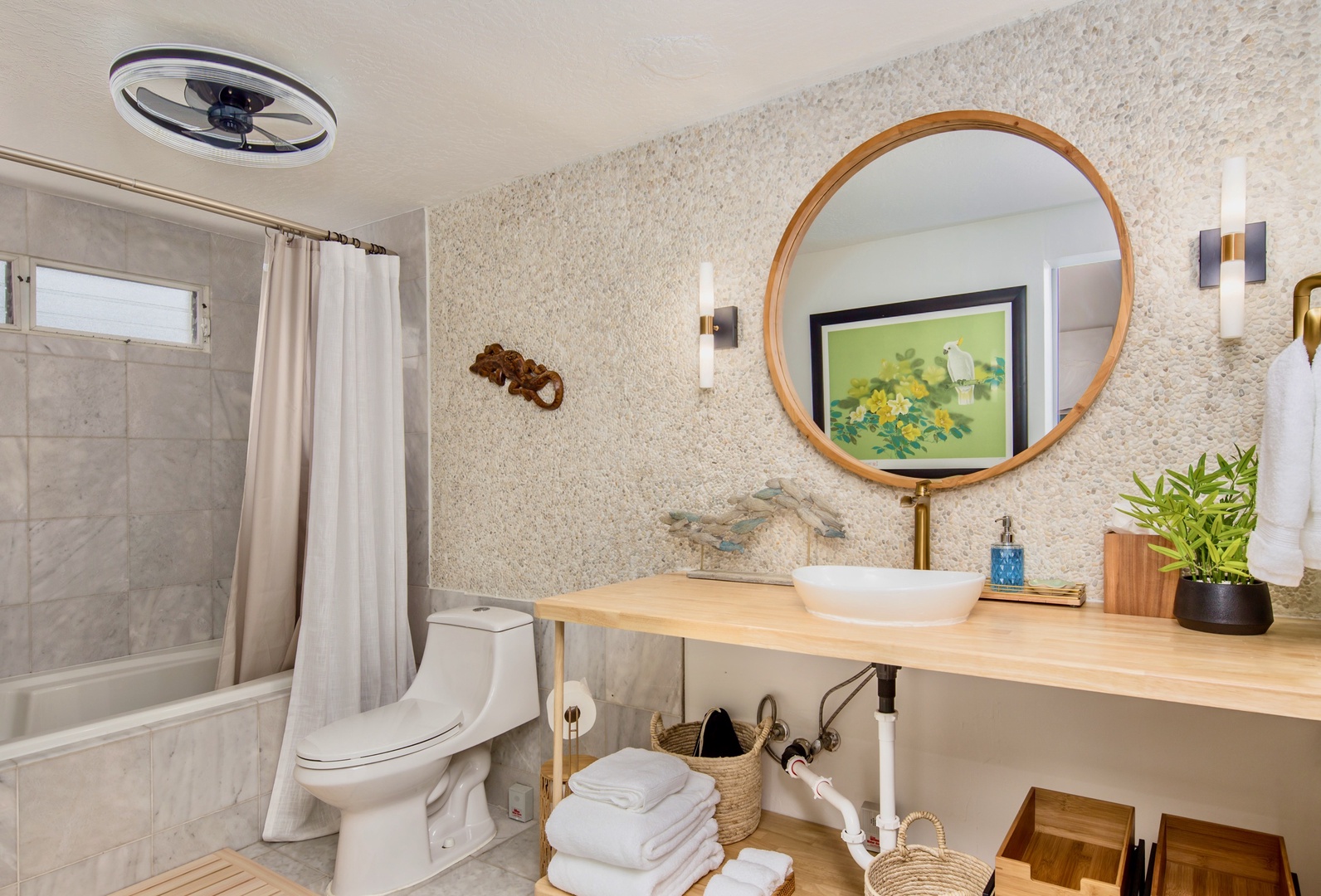 Kailua Kona Vacation Rentals, Keauhou Kai C301 - A full bath with its own vanity, so the morning lineup never forms.