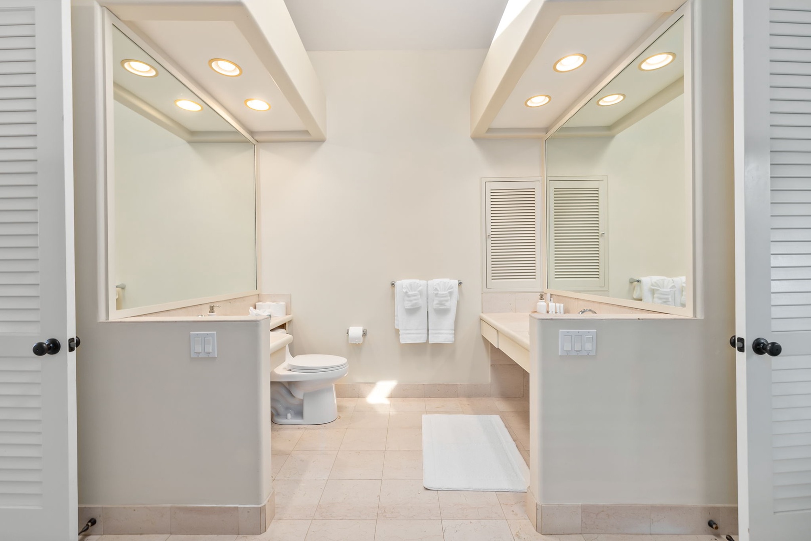 Honolulu Vacation Rentals, Diamond Head Luxe - Step into your luxurious en-suite with dual vanities, elegant lighting, and premium finishes for a spa-like morning routine.