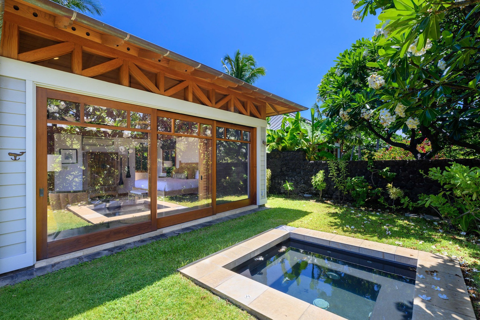 Kamuela Vacation Rentals, 3BD Na Hale 3 at Pauoa Beach Club at Mauna Lani Resort - Large glass sliders for a seamless indoor/outdoor living.