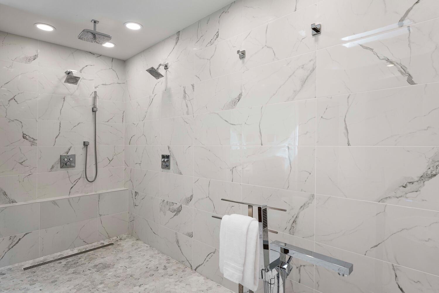 Kailua Kona Vacation Rentals, Ho'okipa Hale - Modern bath with elegant tilework, featuring a walk-in shower and soaking tub combination.