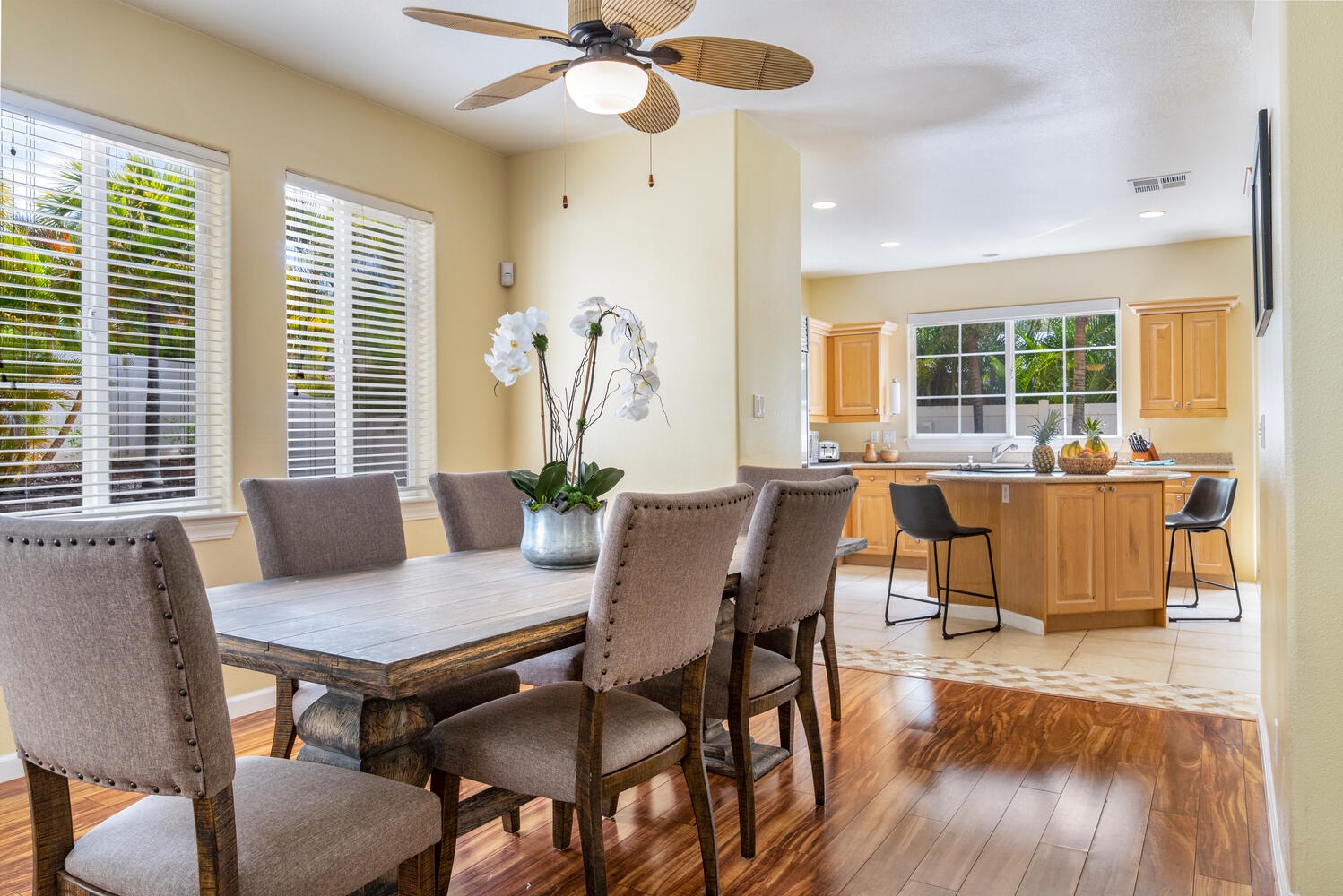 Honolulu Vacation Rentals, Melemele Hale - Dining room with open concept to kitchen