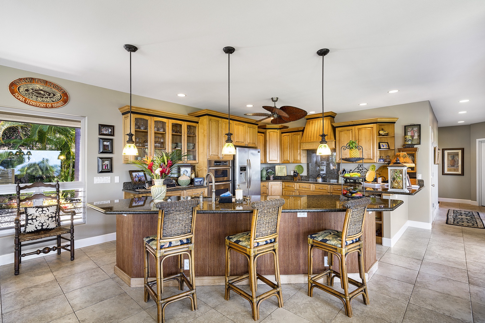 Kailua Kona Vacation Rentals, Hale Aikane - Breakfast bar perfect for chatting with the cook!