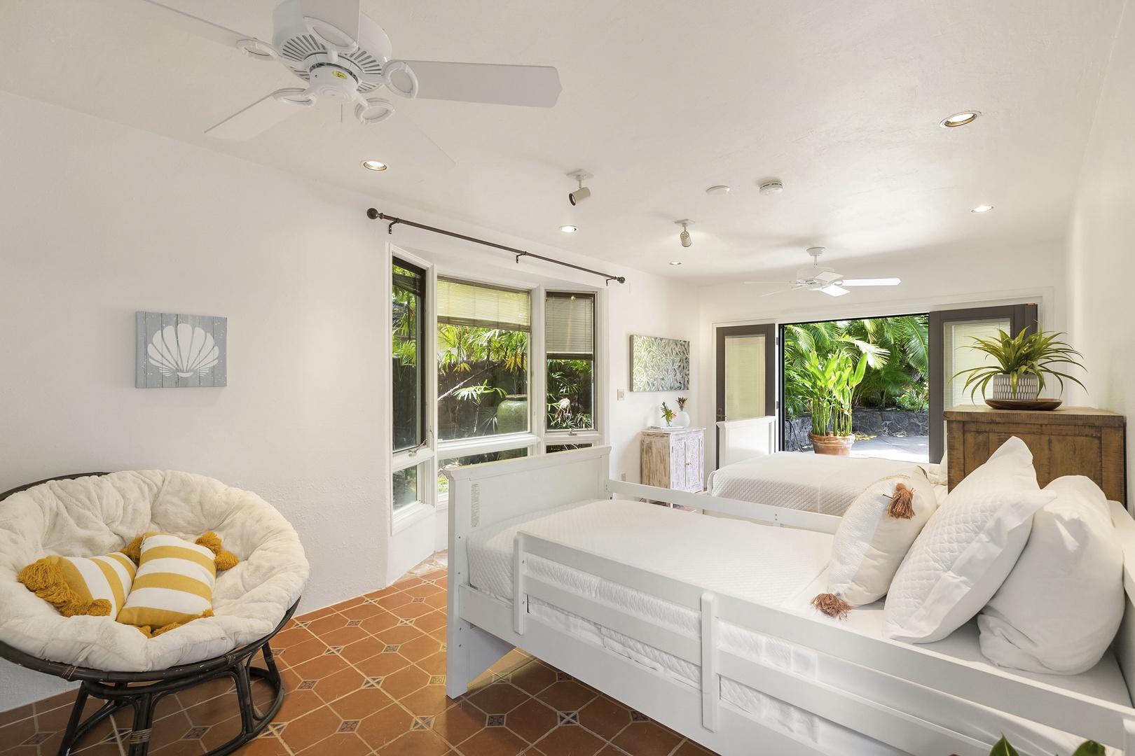 Honolulu Vacation Rentals, Maunalua Sunset - Downstairs Guest Bedroom (no bathroom)