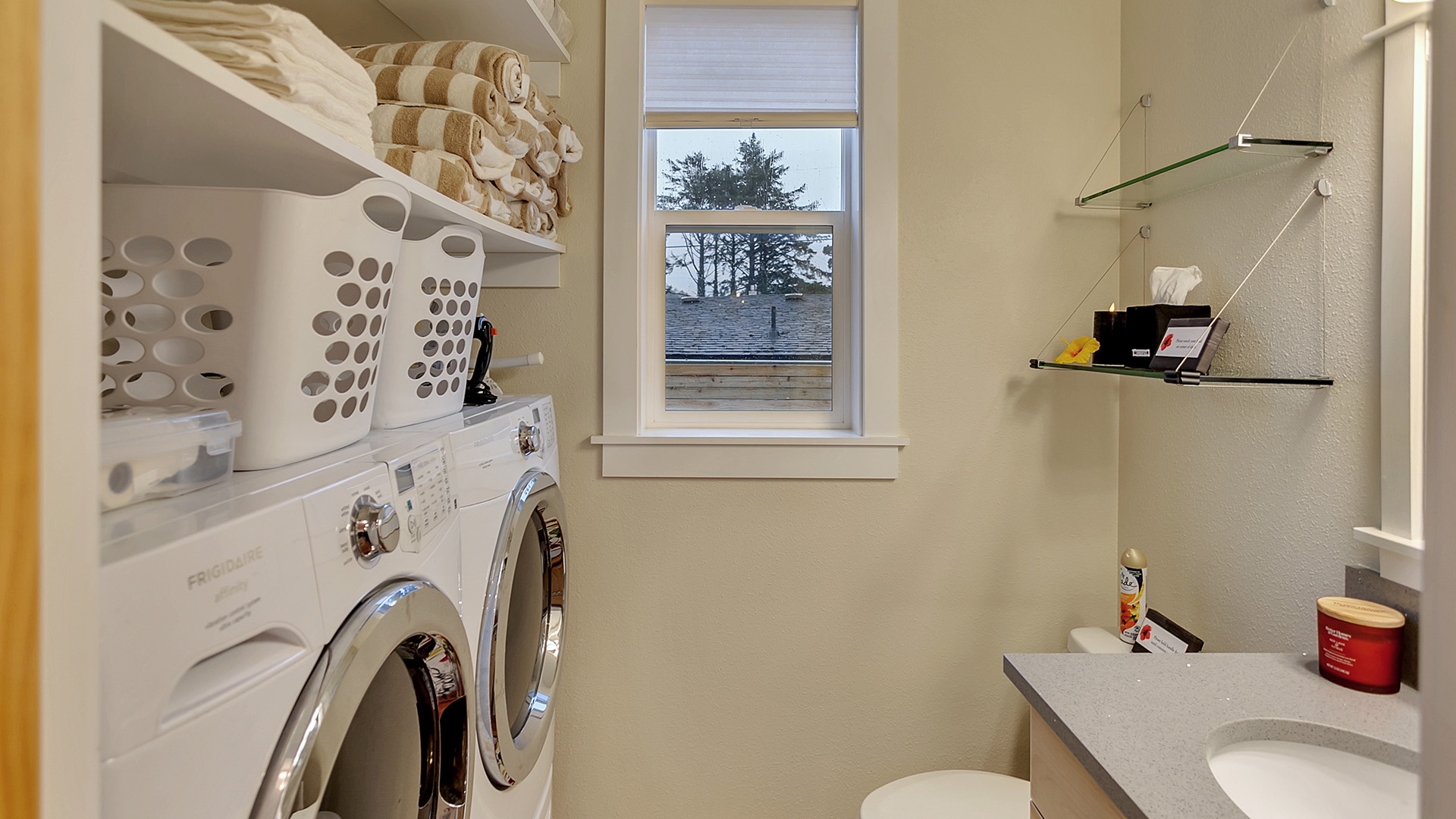 Lincoln City Vacation Rentals, Ohana Beach Park - Conveniently take care of your laundry with washer and dryer in-unit