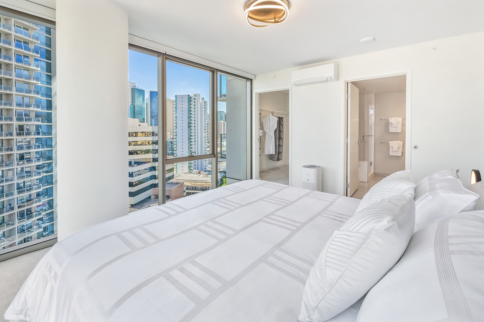 Honolulu Vacation Rentals, Sky Ala Moana #1701 - The primary suite has ensuite bathroom and walk-in closet.