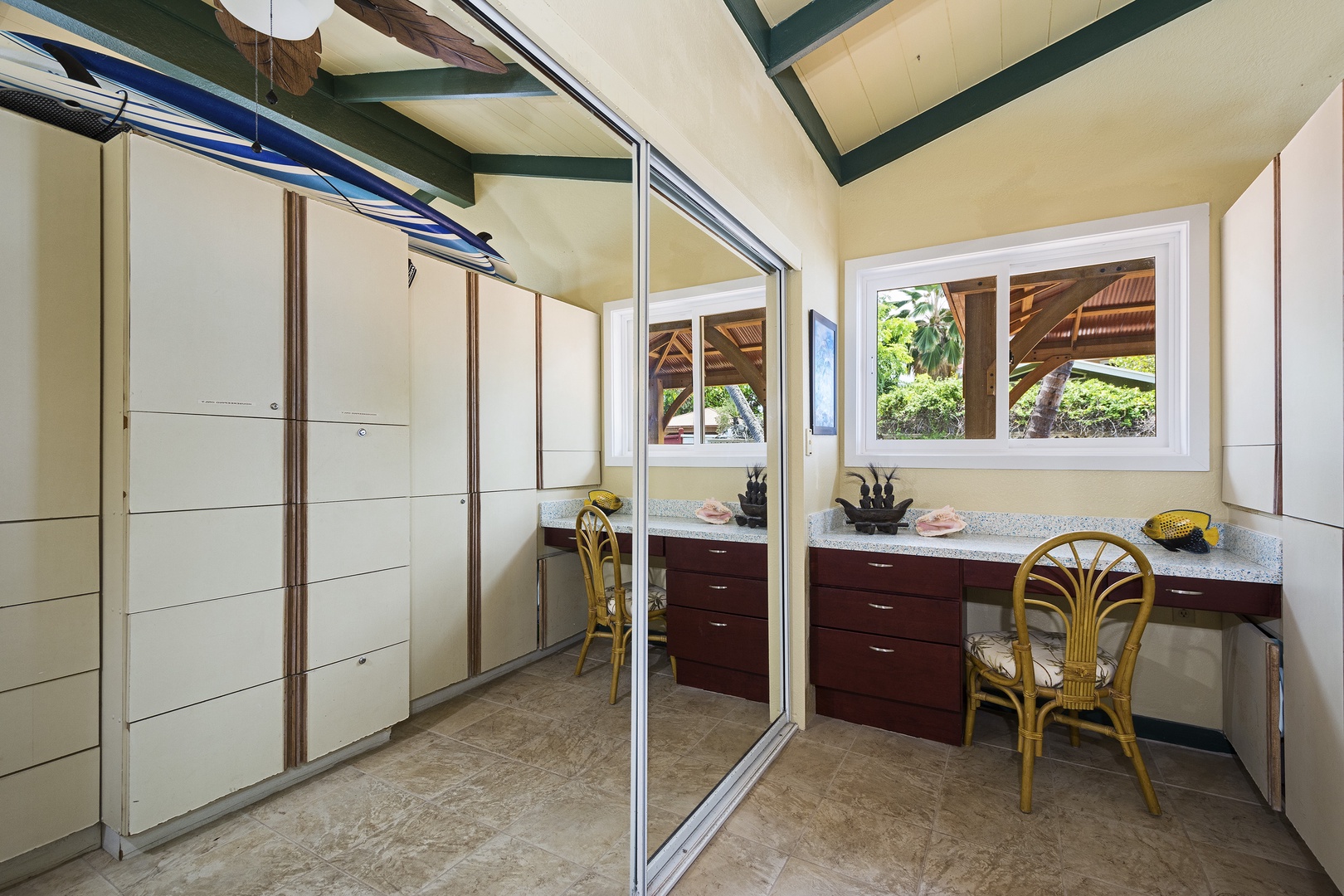 Kailua Kona Vacation Rentals, The Cottage - Small desk behind the bedroom for those that have to work of vacation