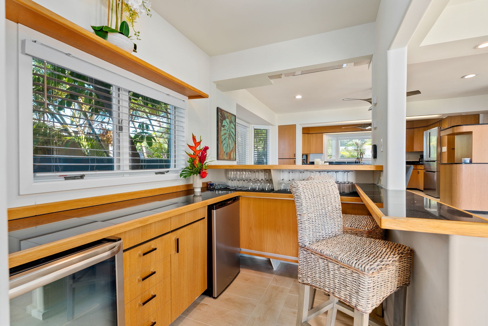 Honolulu Vacation Rentals, Wailupe Beachfront Getaway - The wet bar provides a convenient spot for mixing drinks and socializing.