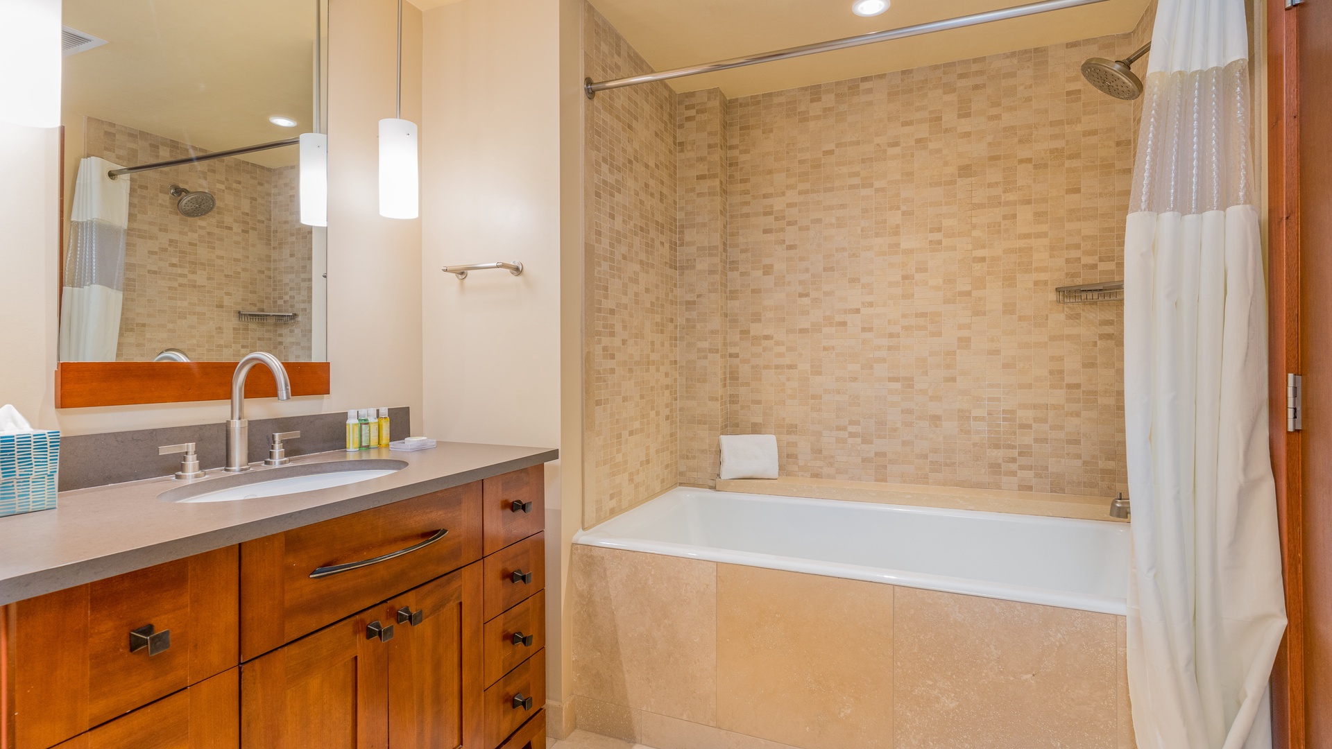 Kapolei Vacation Rentals, Ko Olina Beach Villas B701 - The second guest bathroom has a shower- tub combo.