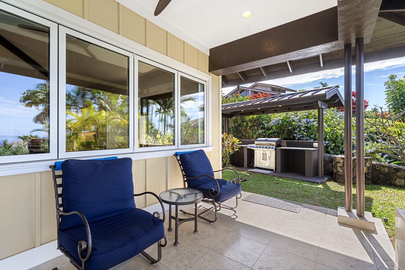 Kailua Kona Vacation Rentals, Ohana le'ale'a - Unwind on the lanai with plush seating and tropical garden views.