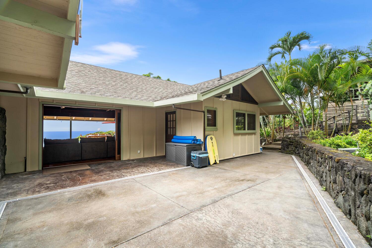 Kailua-Kona Vacation Rentals, Hale Joli - Spacious backyard.