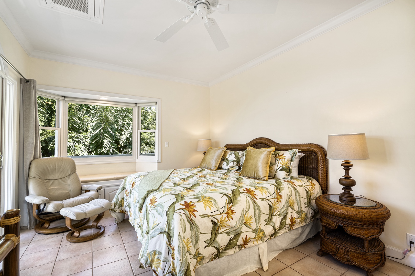 Kailua Kona Vacation Rentals, Dolphin Manor - Upstairs 316 sqft guest bedroom (room 3)