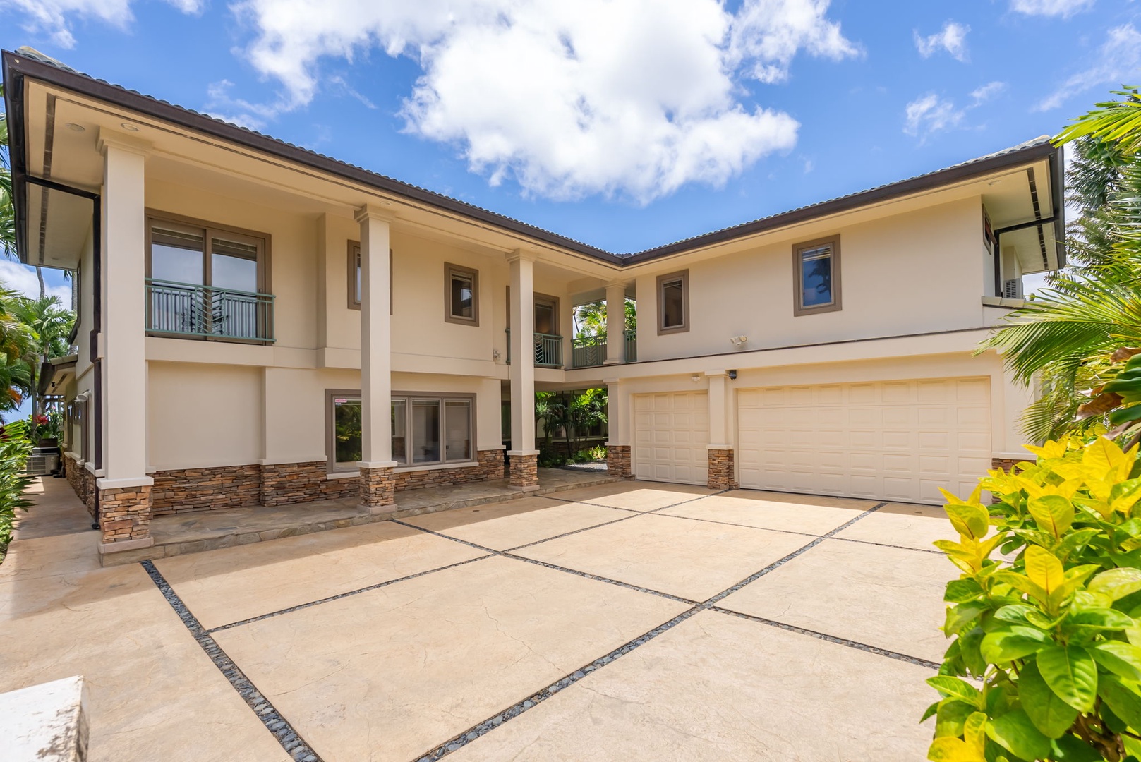 Honolulu Vacation Rentals, Maunalua Estate - Thoughtful design and lush surroundings bring comfort, privacy, and a true sense of escape.