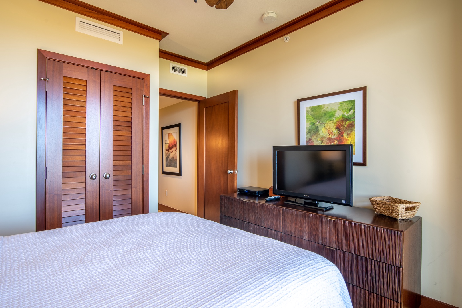 Kapolei Vacation Rentals, Ko Olina Beach Villas B901 - The second guest bedroom has a TV and ceiling fan.