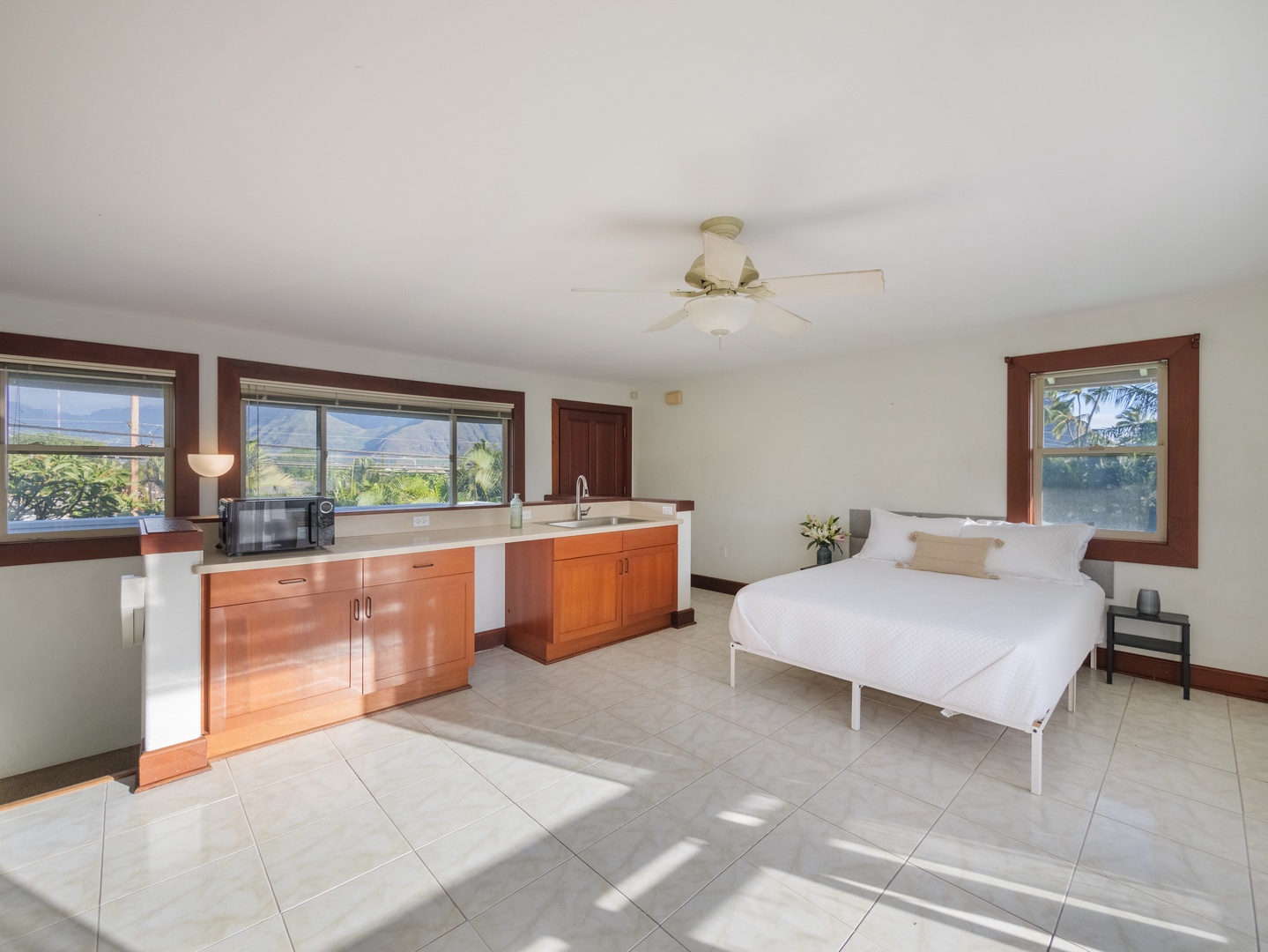 Waianae Vacation Rentals, Konishiki Beachhouse - Guest suite convenience with a kitchinette.