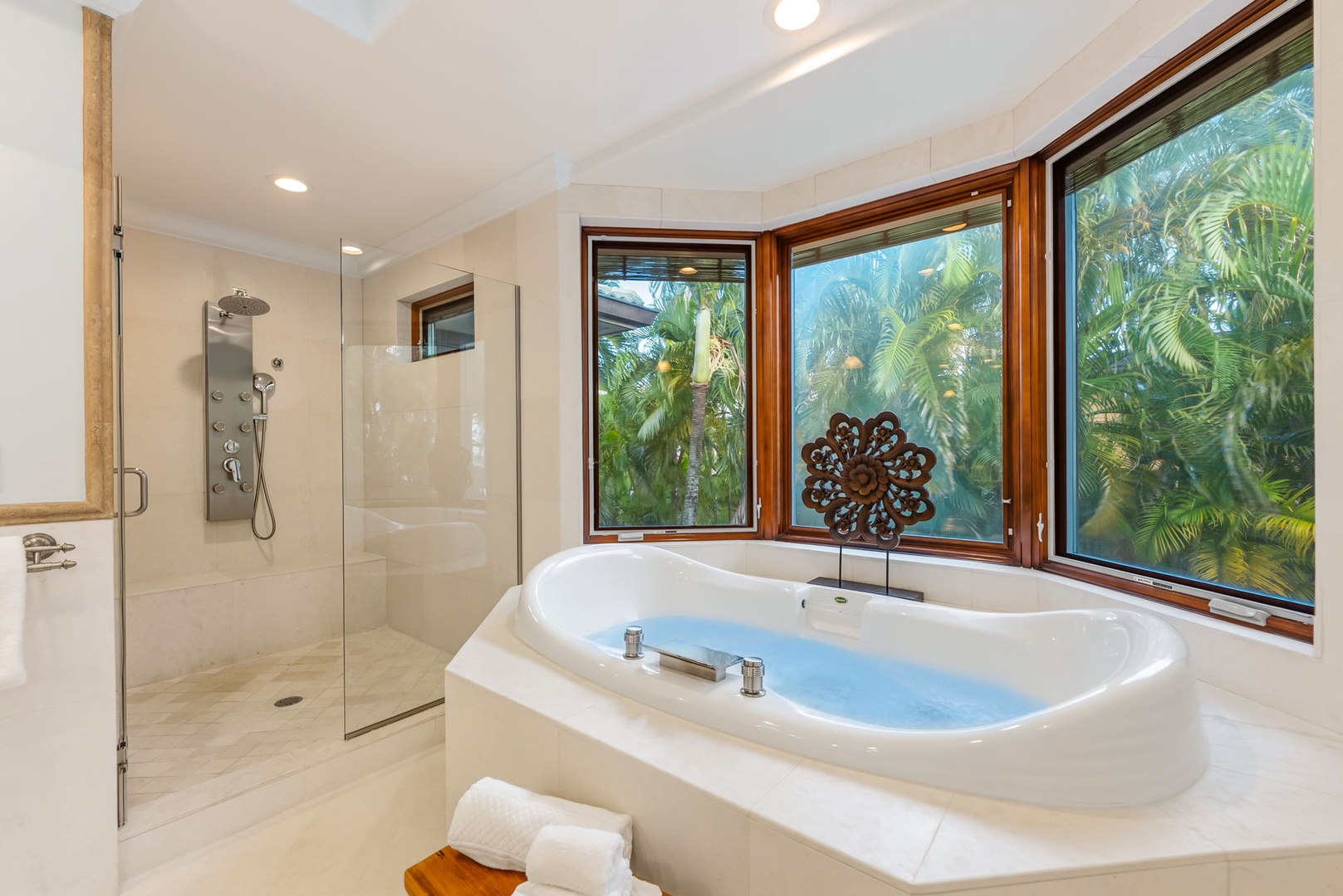 Honolulu Vacation Rentals, Maunalua Estate - Garden views and a spa-style bath invite slow mornings and peaceful evenings indoors.