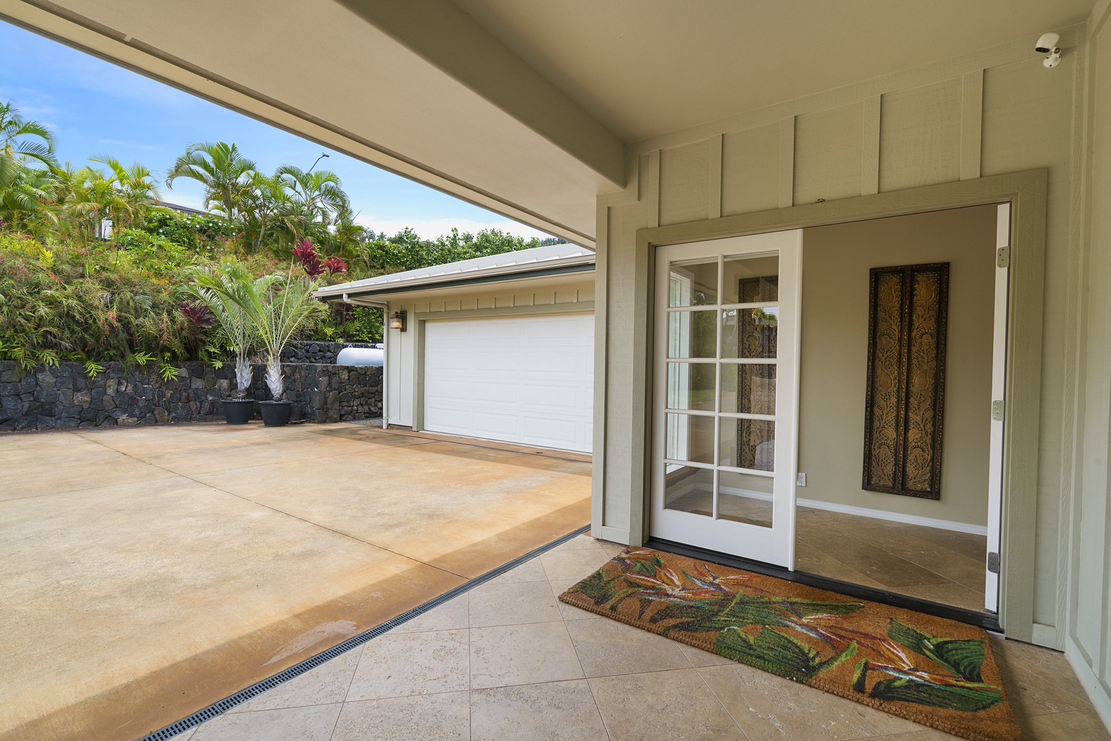 Kailua Kona Vacation Rentals, Sunset Hale - Shaded entry with tile accents offers a cool, welcoming space to come and go with ease.