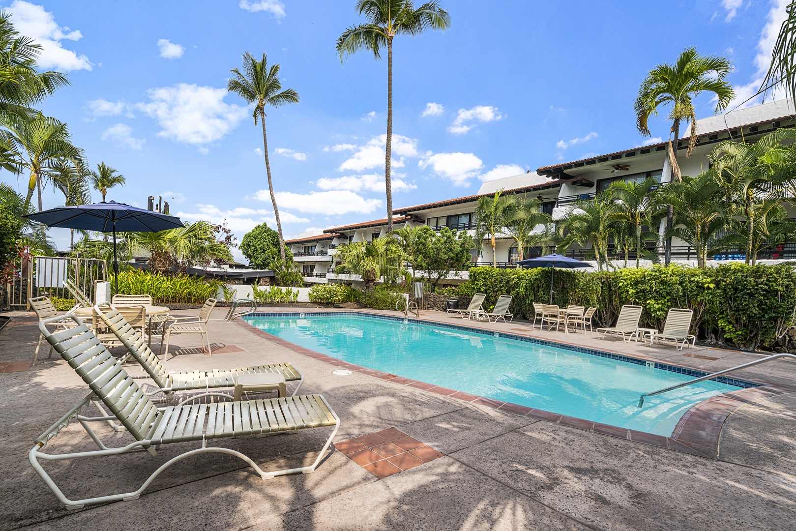 Kailua Kona Vacation Rentals, Casa De Emdeko 336 - Lounge pool side!