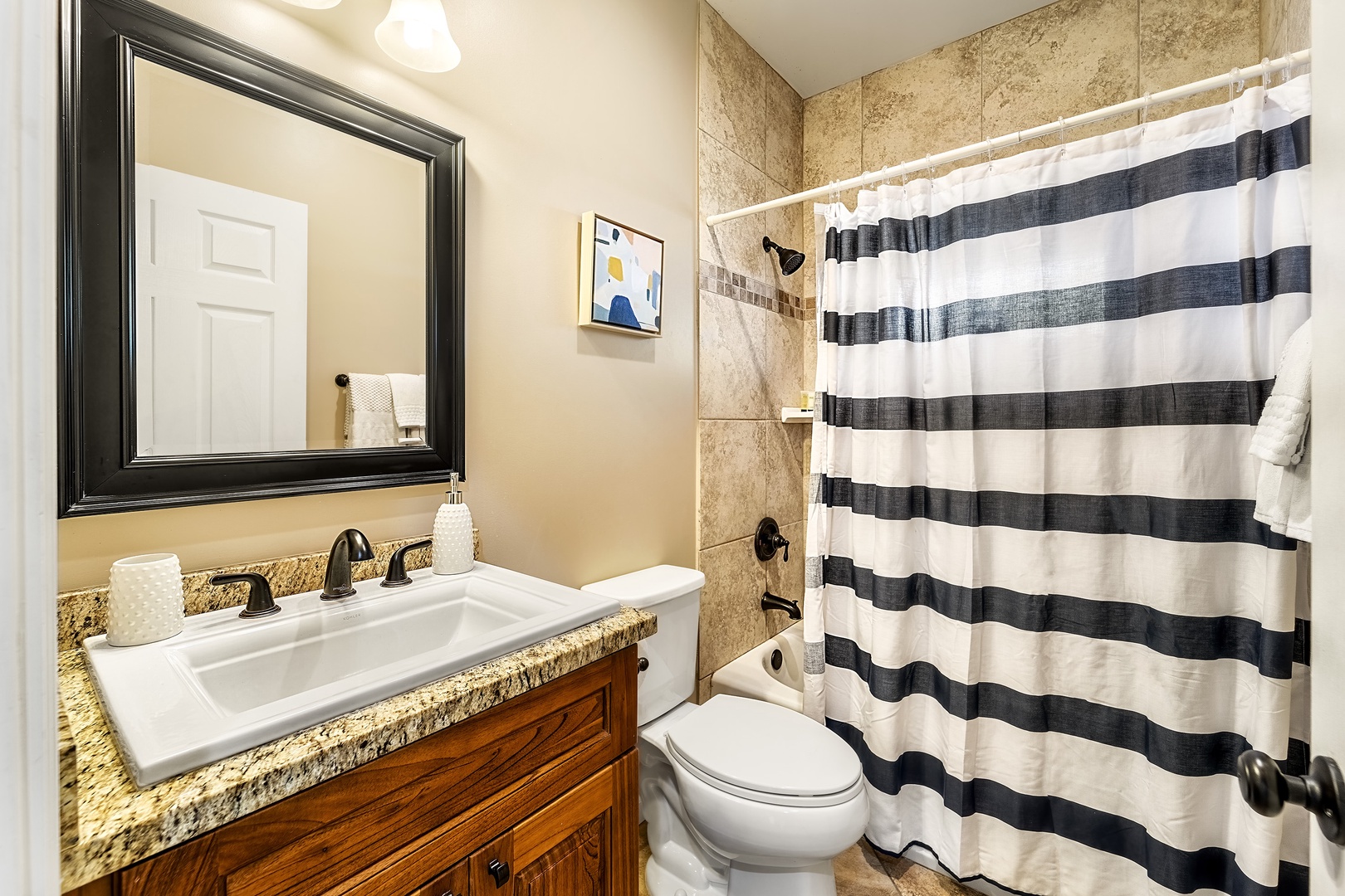 Kailua Kona Vacation Rentals, Lymans Bay Hale - Downstairs guest bathroom with tub/shower combo