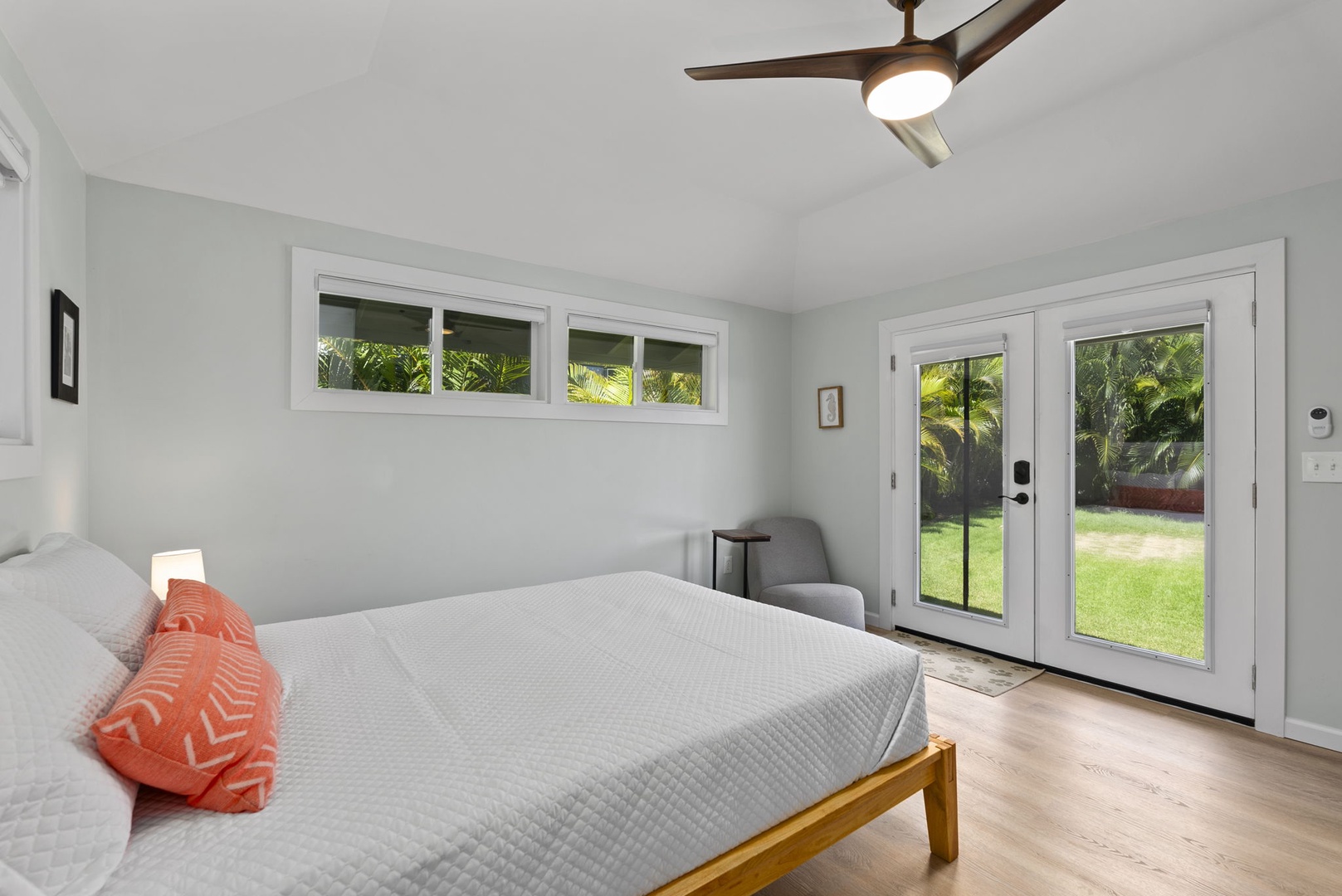 Kailua Vacation Rentals, Hale Alapi'i Lanikai Getaway - The suite has direct access to a charming lanai, ceiling fan and natural lighting.