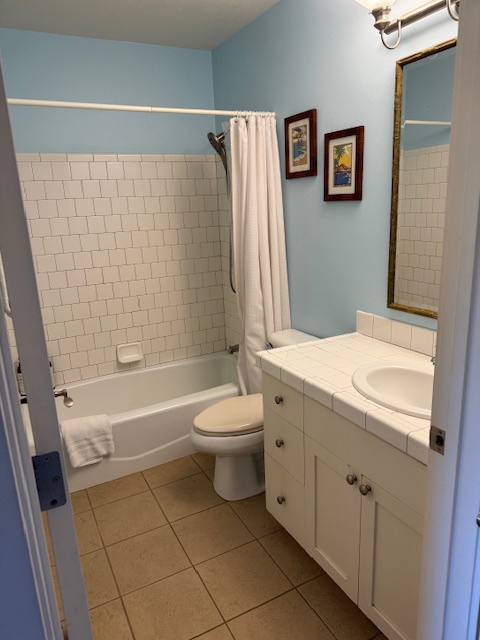 Princeville Vacation Rentals, Pili Aloha - Bathroom with a tub-shower combination and compact vanity.