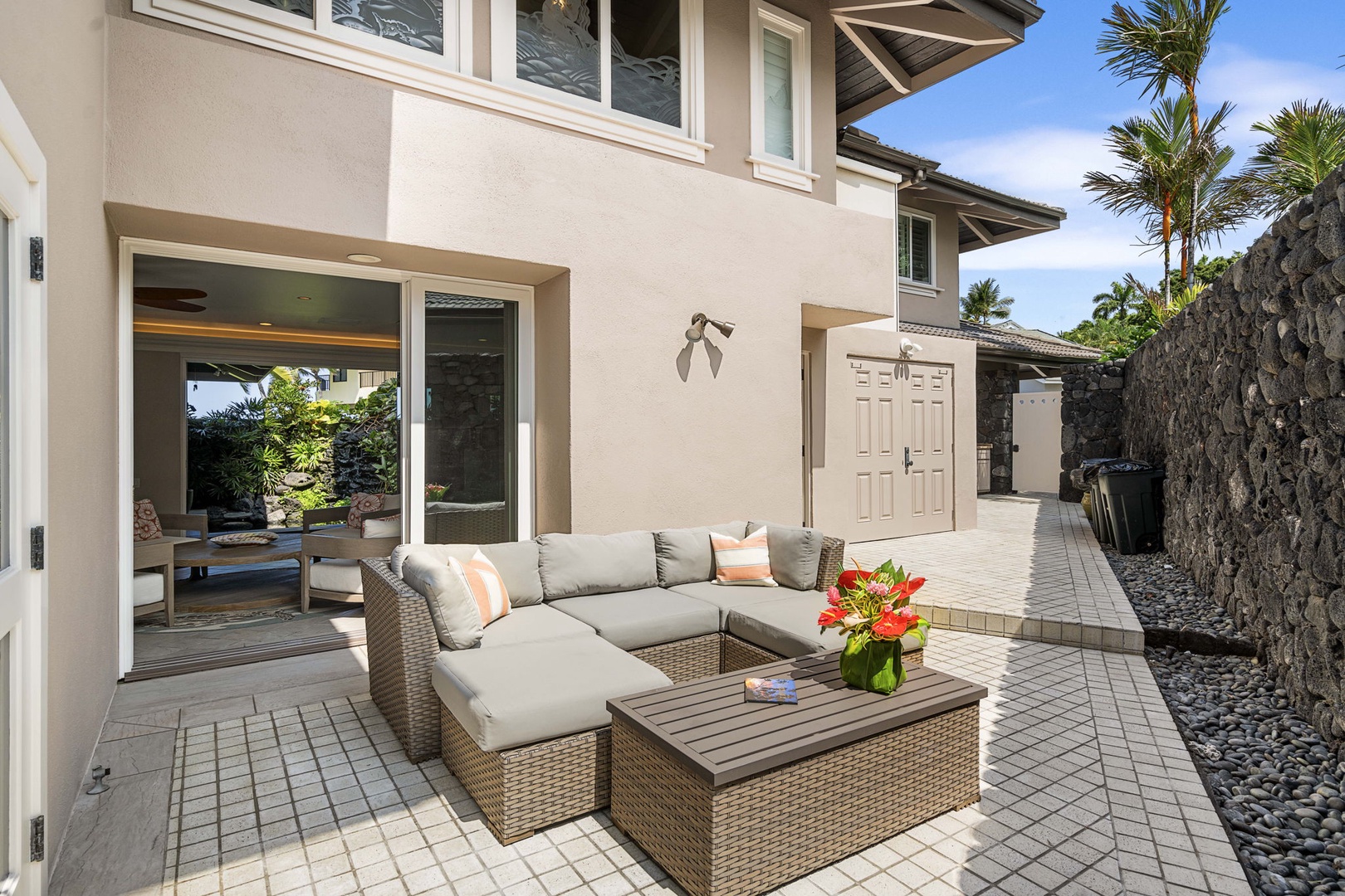 Kailua Kona Vacation Rentals, Ali'i Point #9 - Additional seating on the South side of the home