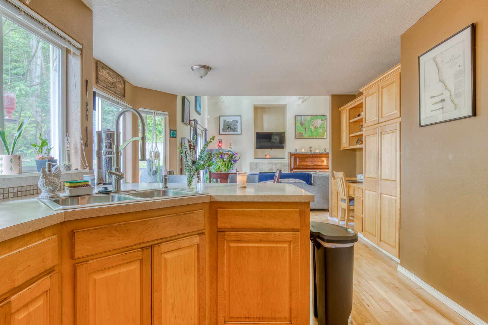 Clackamas Vacation Rentals, Duck Crossing - The kitchen overlooks the dining and living areas