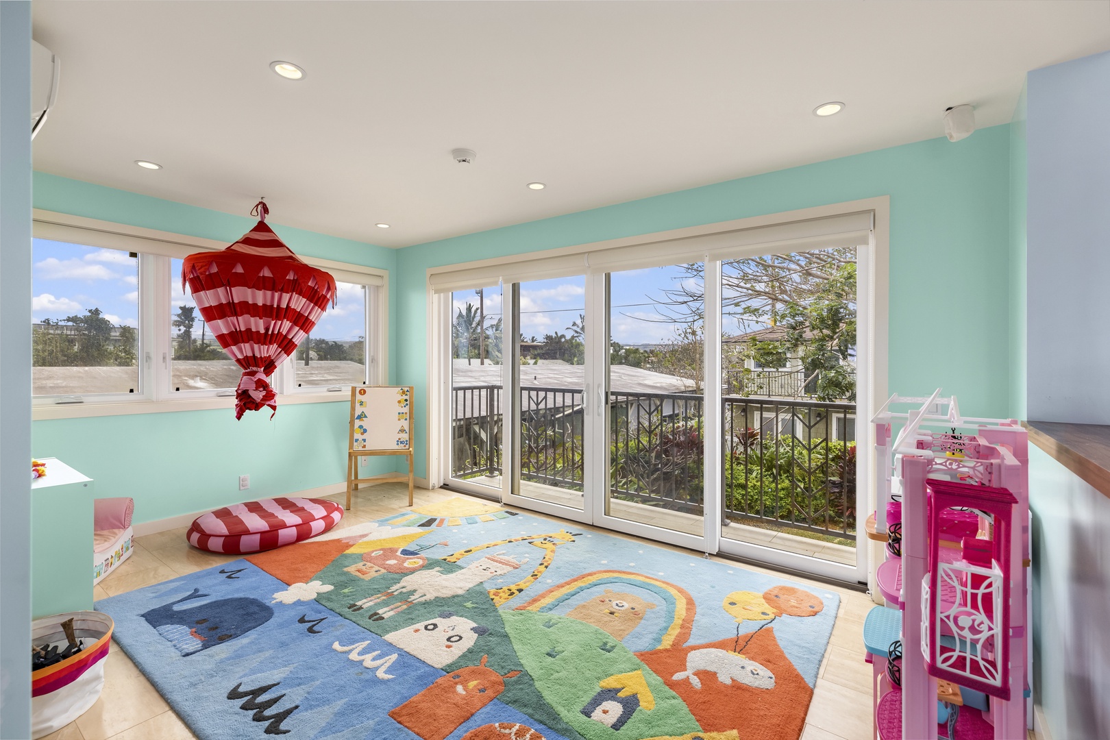 Waialua Vacation Rentals, Waialua Beachfront Getaway - Colorful children's playroom to entertain the little ones