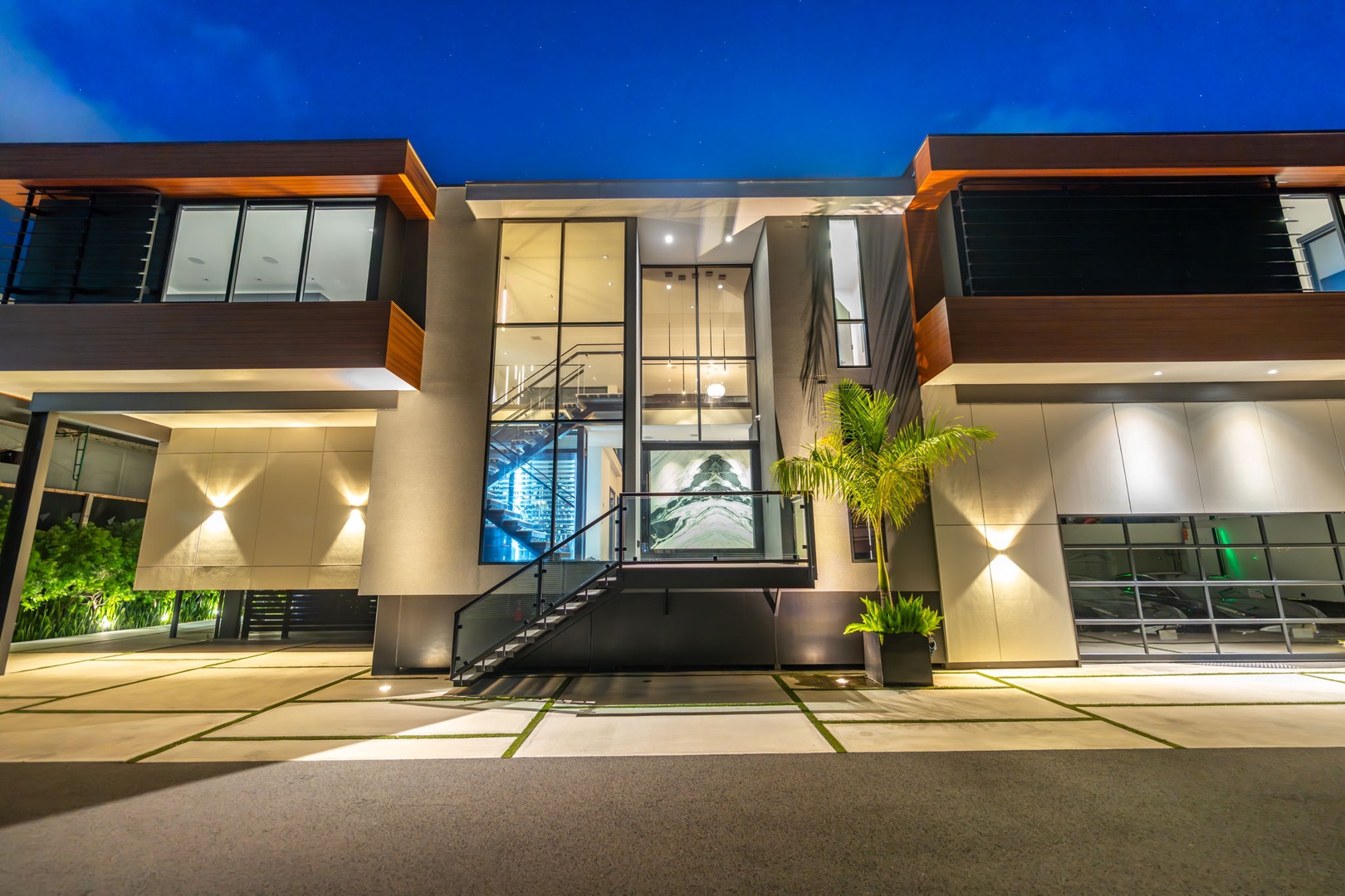 Honolulu Vacation Rentals, Ocean Villa Emilie - A grand entrance sets the tone for modern luxury—where clean lines meet tropical charm.