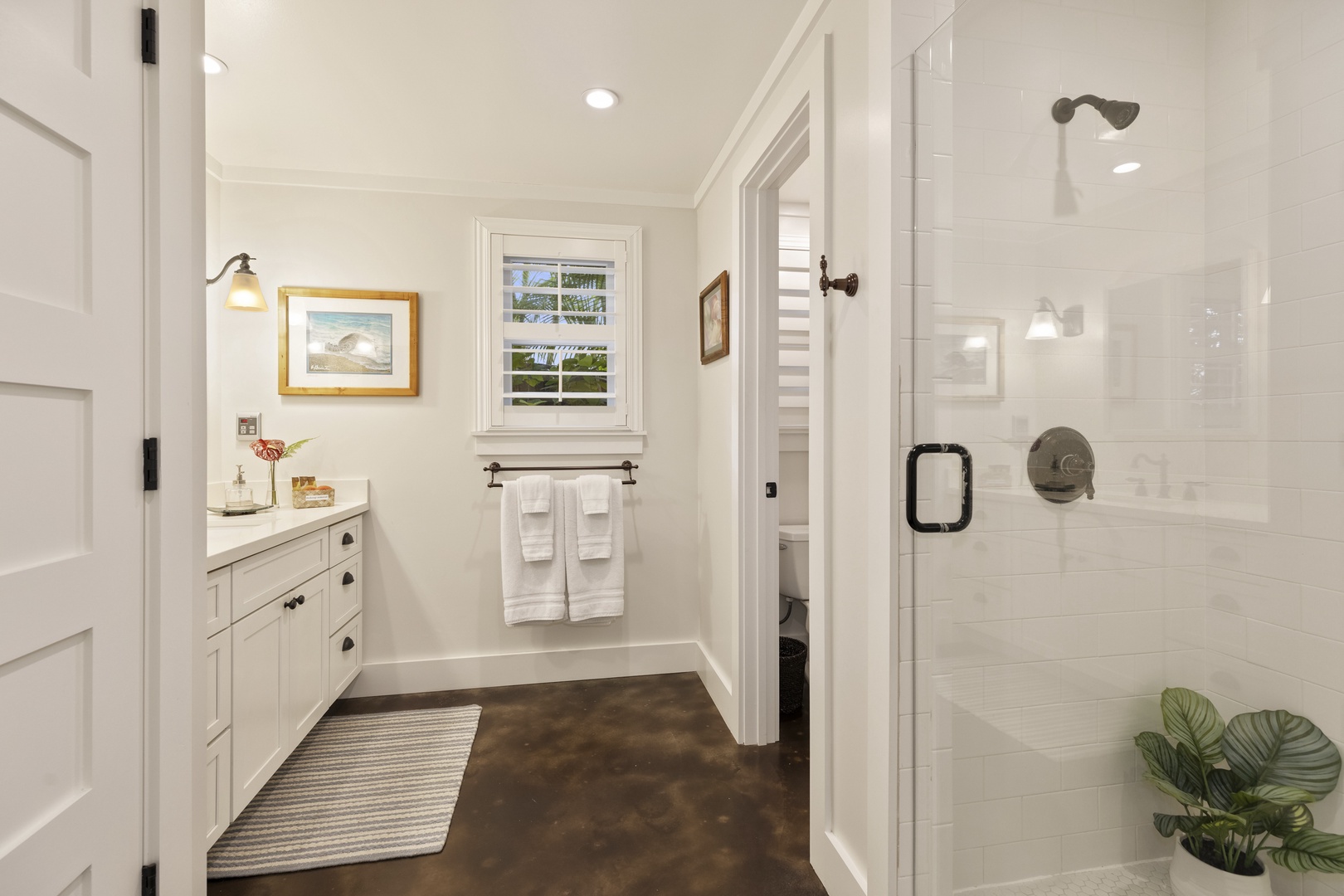 Honolulu Vacation Rentals, Hale Le'ahi - Guest bathroom 2