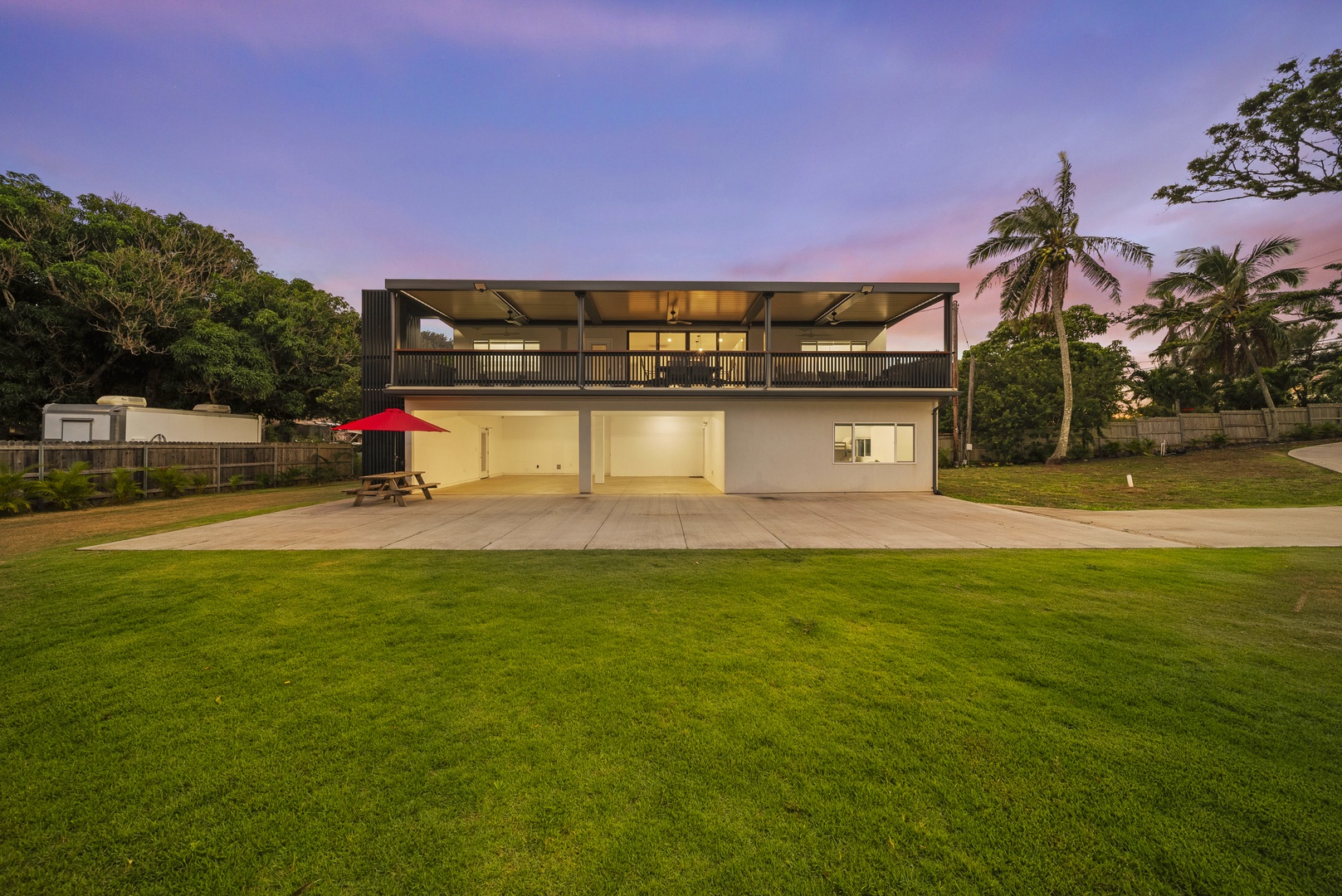 Haleiwa Vacation Rentals, Sunset Pickleball Paradise - Spacious backyard and modern property provide ample space for relaxation and outdoor activities.