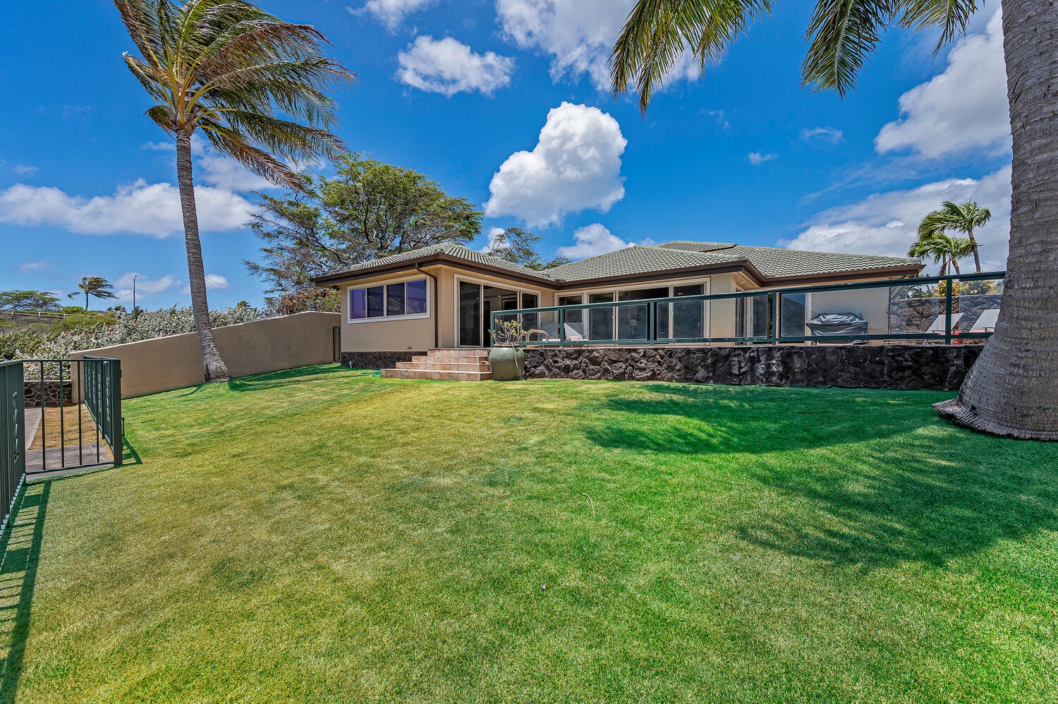Honolulu Vacation Rentals, Nani Wai - Backyard