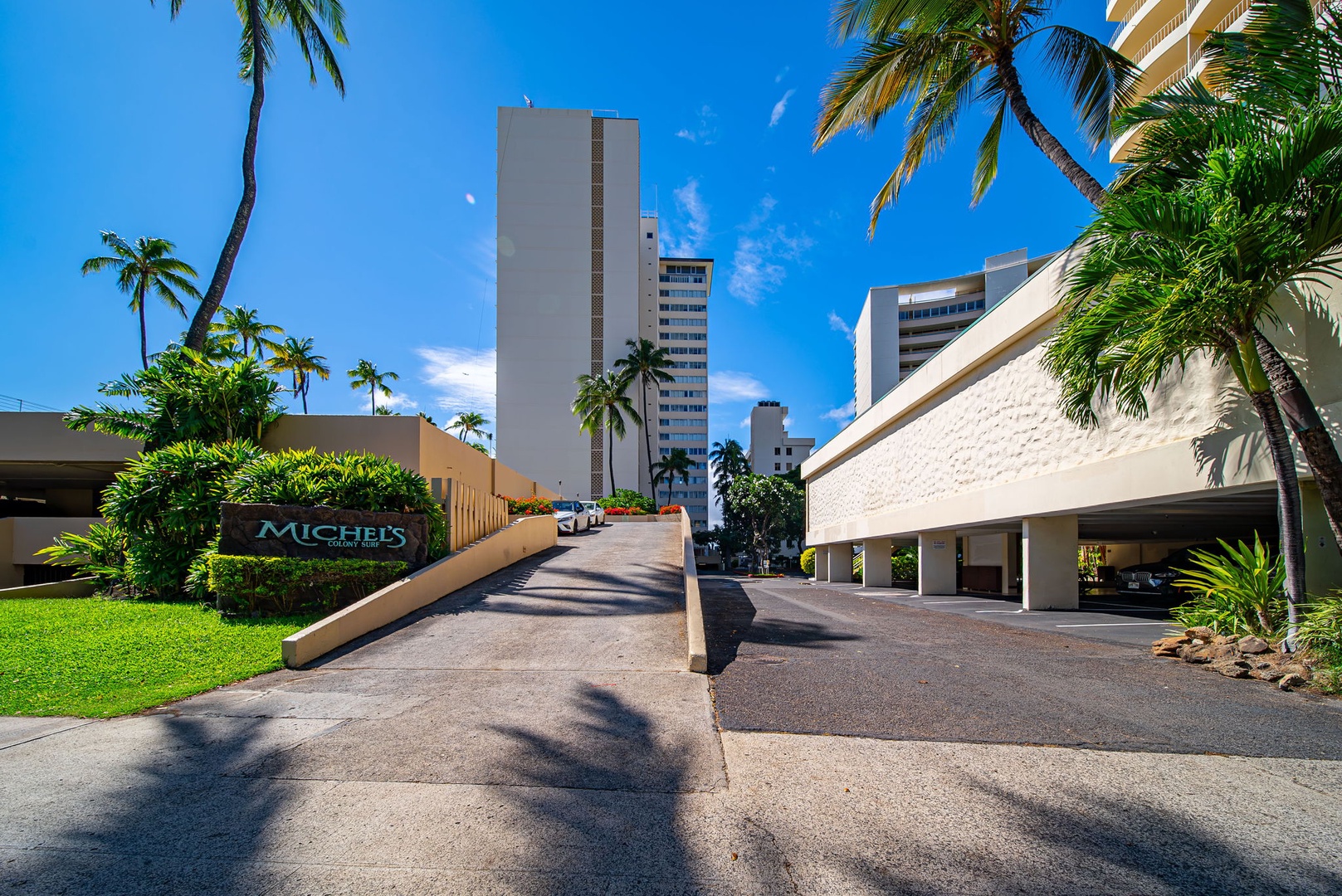 Honolulu Vacation Rentals, Kaimana Breeze - Beautiful exterior entrance surrounded by tropical greenery, welcoming you to your island retreat in paradise.