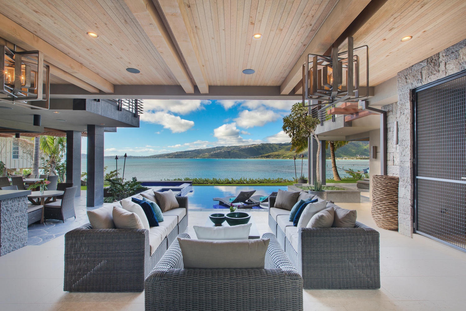 Honolulu Vacation Rentals, Maunalua Bay Estate - Outdoor seating area.