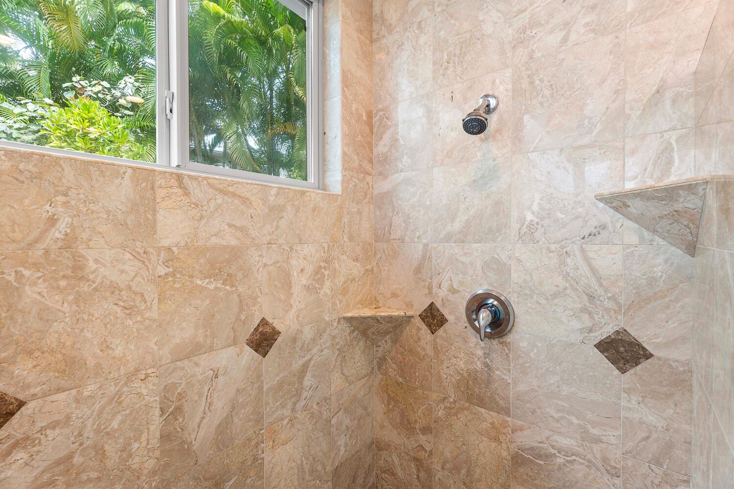 Kailua Kona Vacation Rentals, Blue Hawaii - Another beautiful shower.