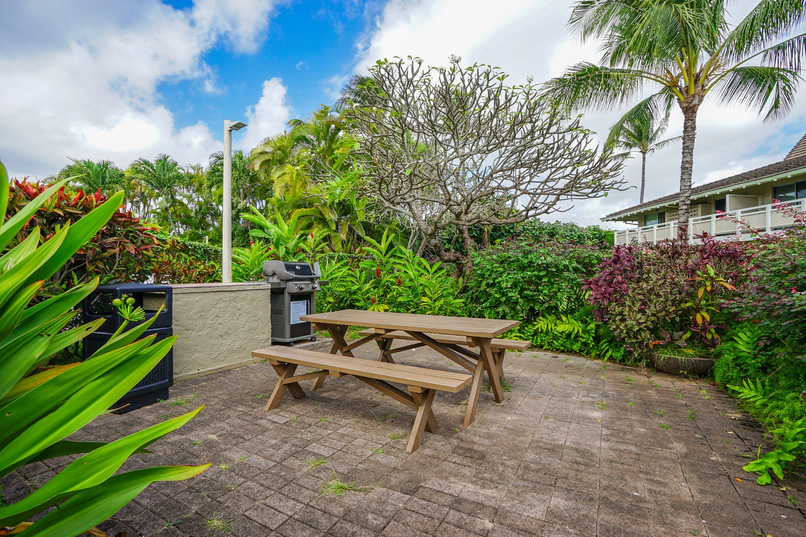 Kapaa Vacation Rentals, Nani Hale - Dine al fresco surrounded by swaying palms at the resort’s lush garden picnic area—ideal for casual lunches and local takeout.