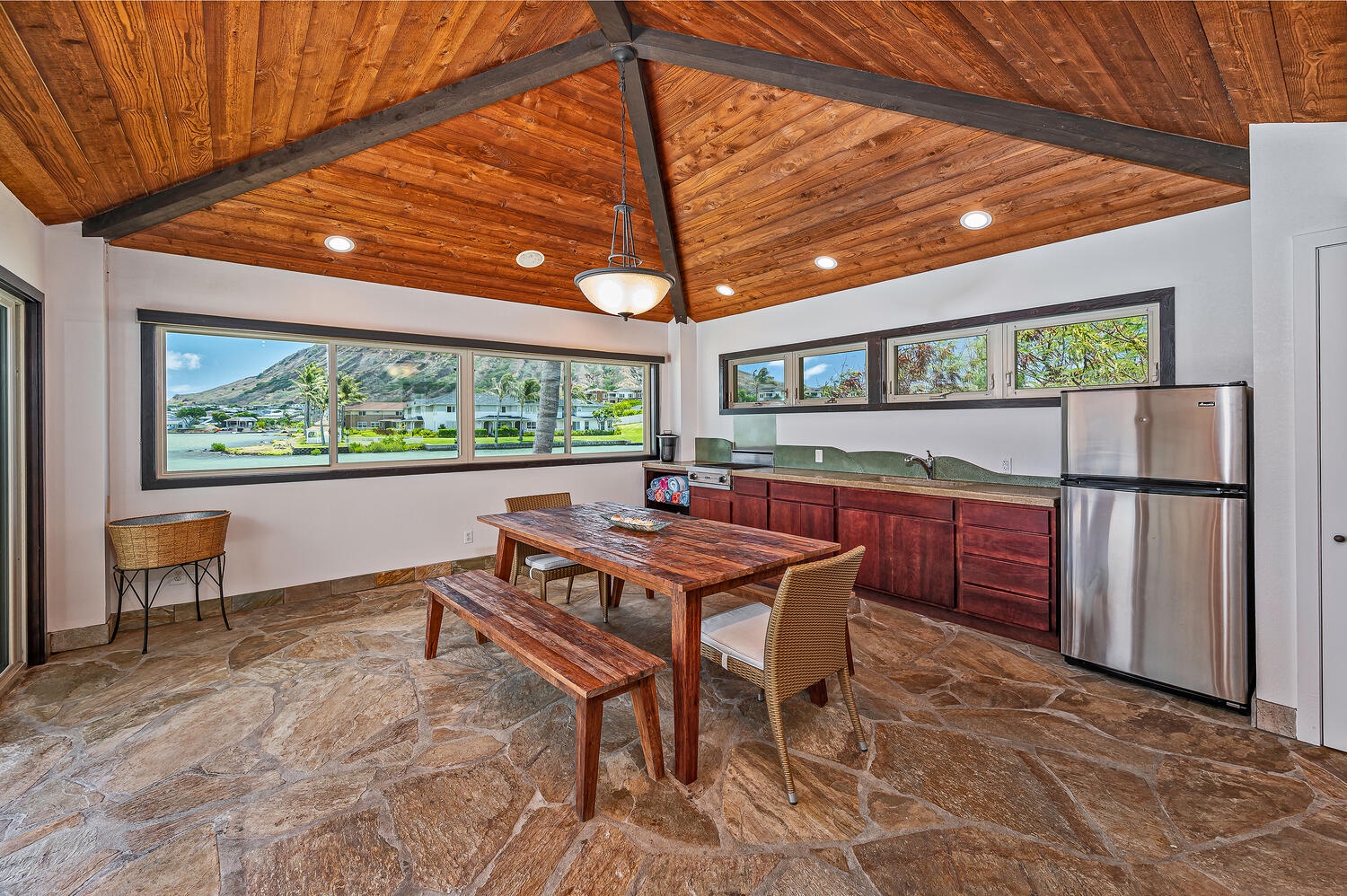 Honolulu Vacation Rentals, Nani Wai - Enclosed patio space perfect for indoor/outdoor dining