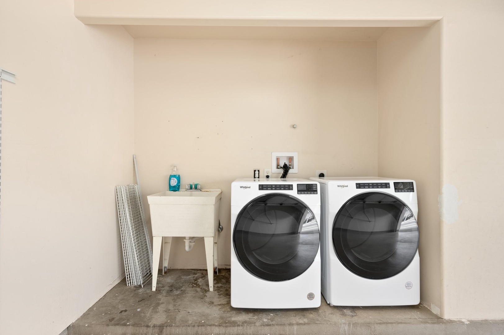 Kapolei Vacation Rentals, Kilipue Retreat - In-garage laundry center with full-size washer and dryer for long-stay convenience.