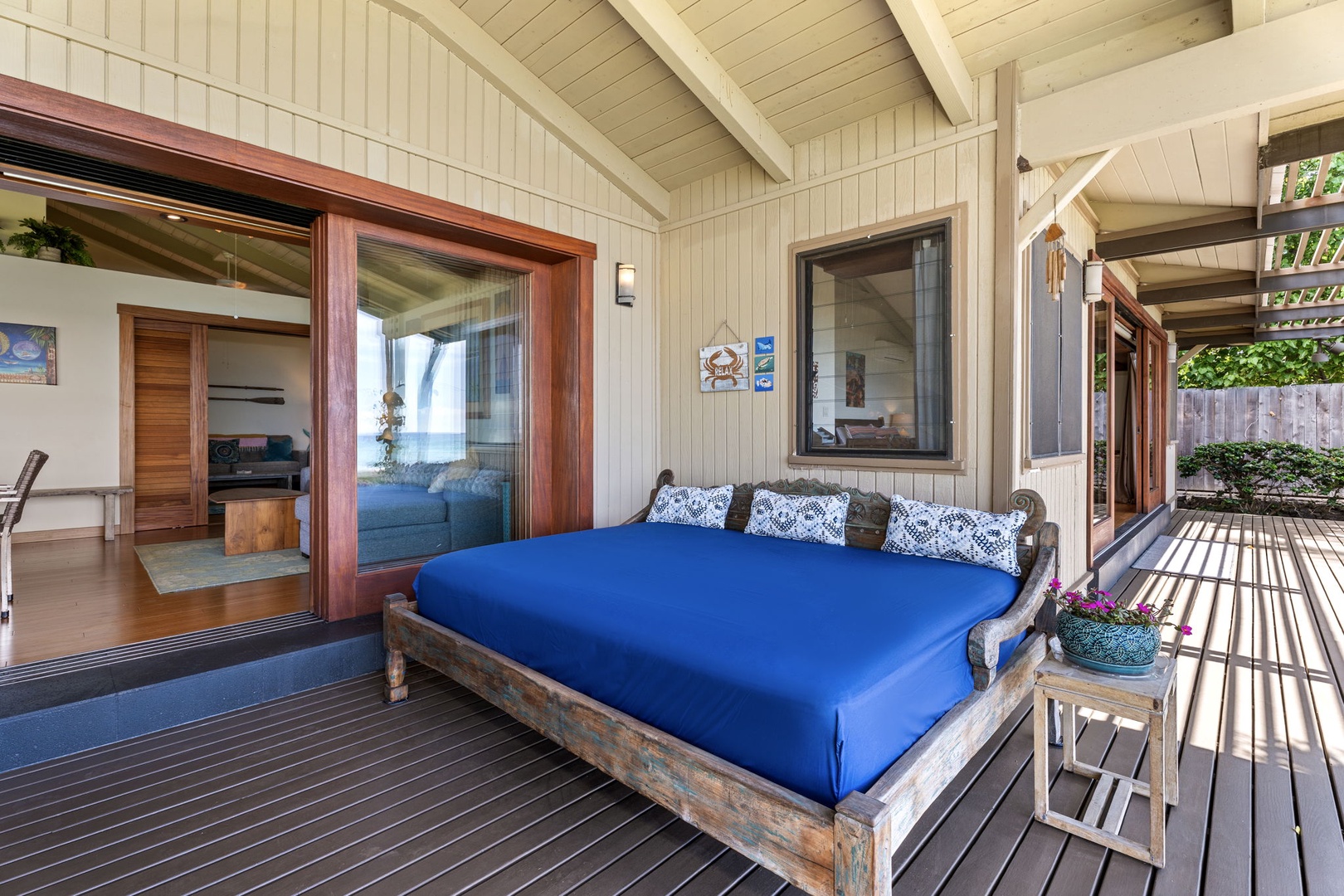 Kamuela Vacation Rentals, Island Time Retreat - Slide the doors open beside the daybed and the lanai becomes part of the room.