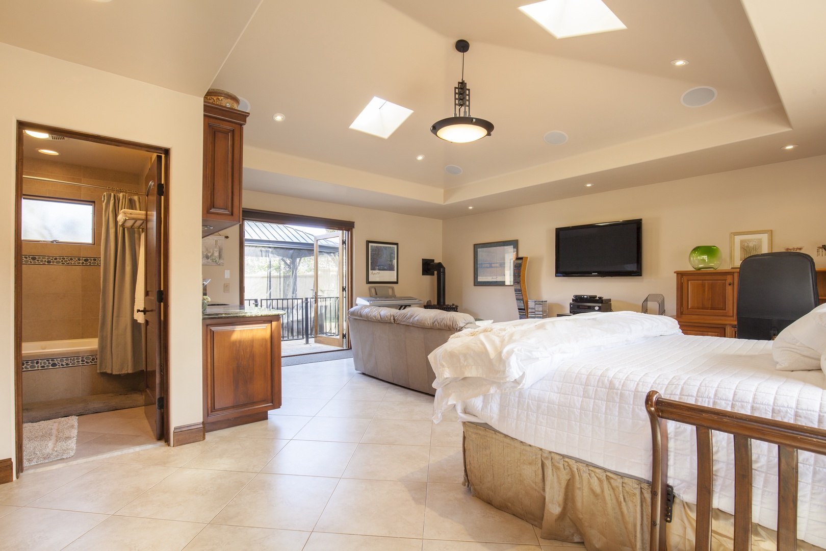 La Jolla Vacation Rentals, Jewel Above La Jolla Shores - The second suite includes a large living space