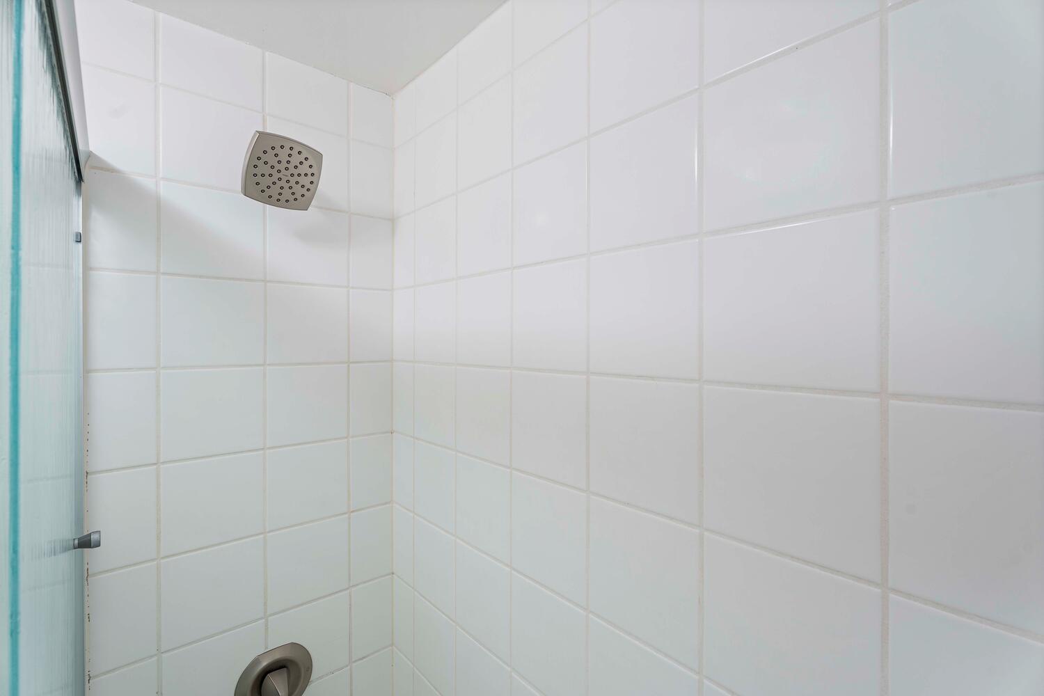 Kailua Kona Vacation Rentals, Kona Alii 302 - Ensuite offers a tub/shower combo