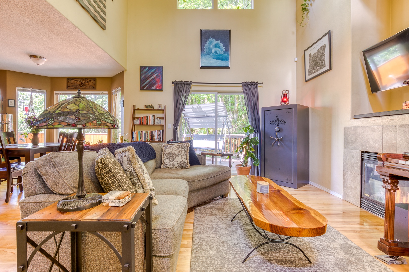 Clackamas Vacation Rentals, Duck Crossing - The sliding glass doors off the living room lead to the outdoor patio