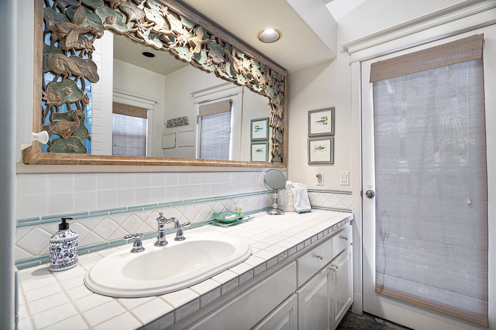 Kailua Kona Vacation Rentals, Kona Blue - Downstairs ensuite with access to the outdoor shower