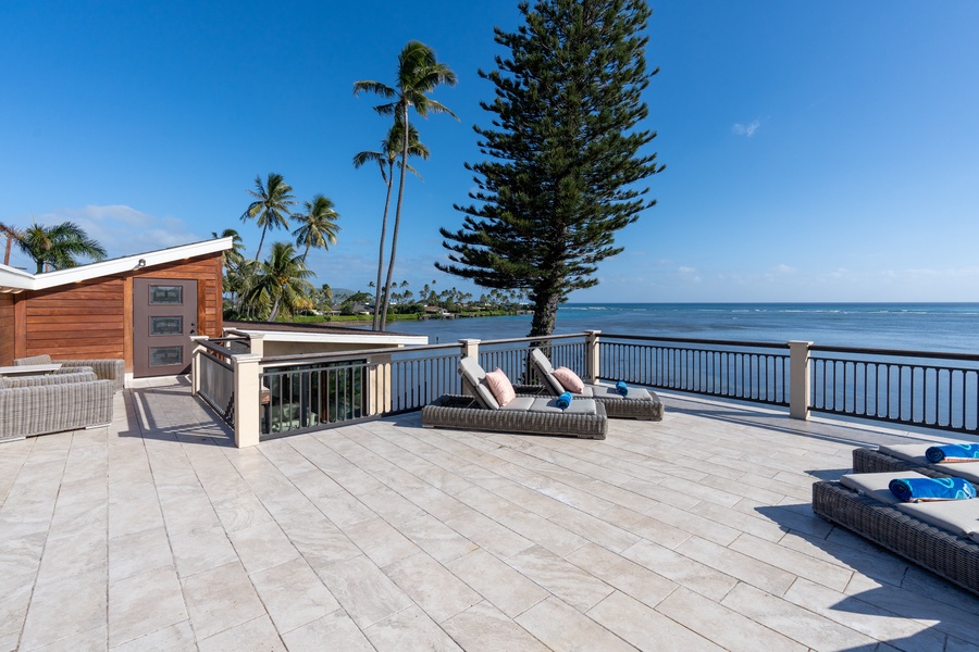 Honolulu Vacation Rentals, Wailupe Seaside 6 Bedroom - Up for sunbathing