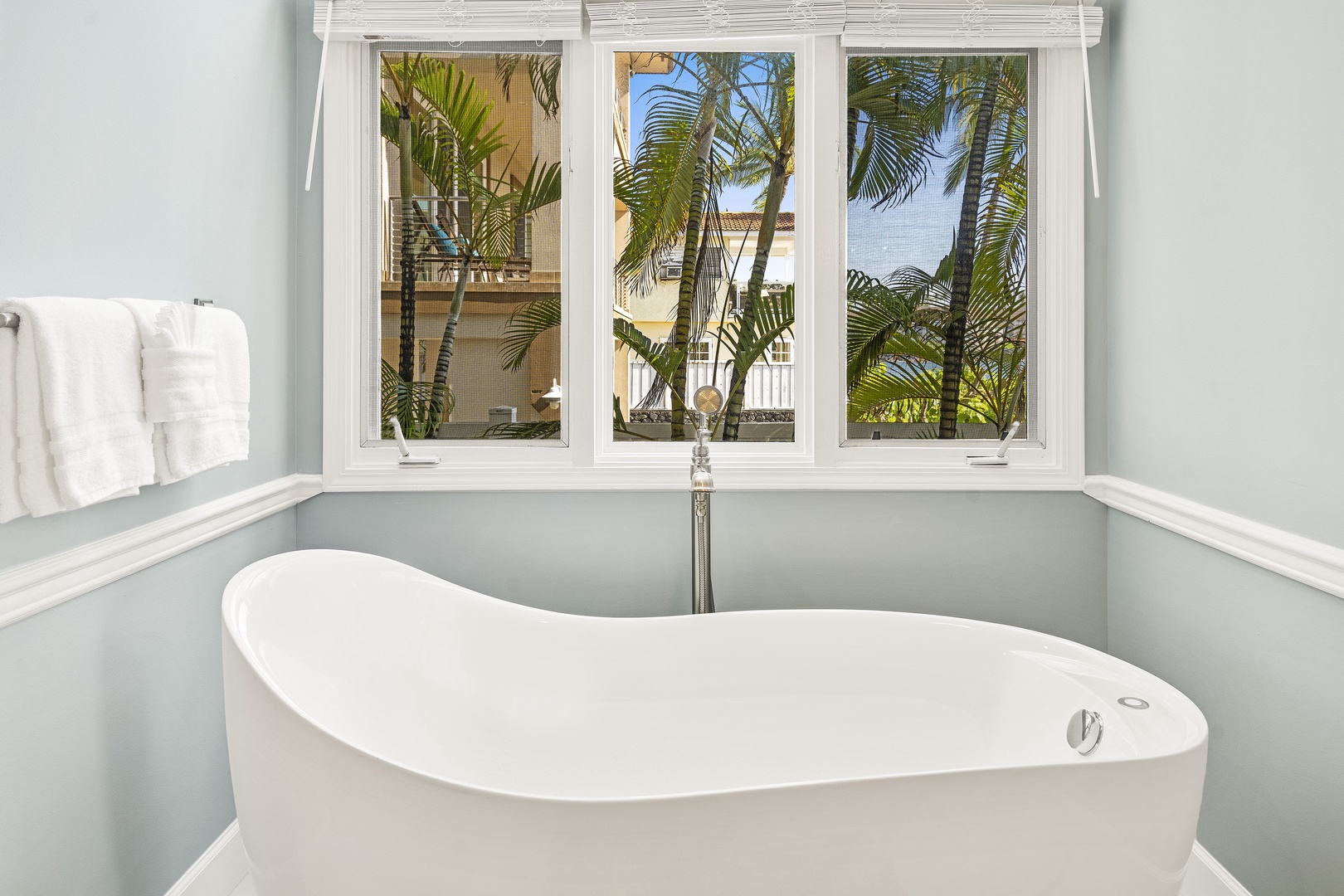 Kailua Kona Vacation Rentals, Dolphin Manor - Primary bathroom soaking tub!