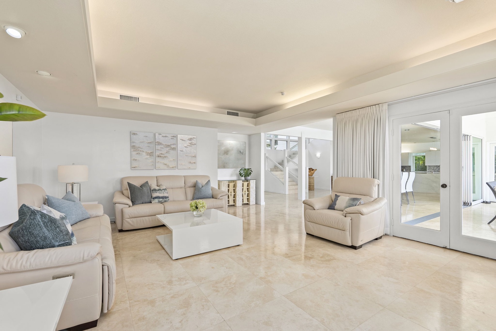Honolulu Vacation Rentals, Paradise Beach Estate - Comfort meets sophistication in this designer-furnished lounge, perfectly curated for relaxation and togetherness.