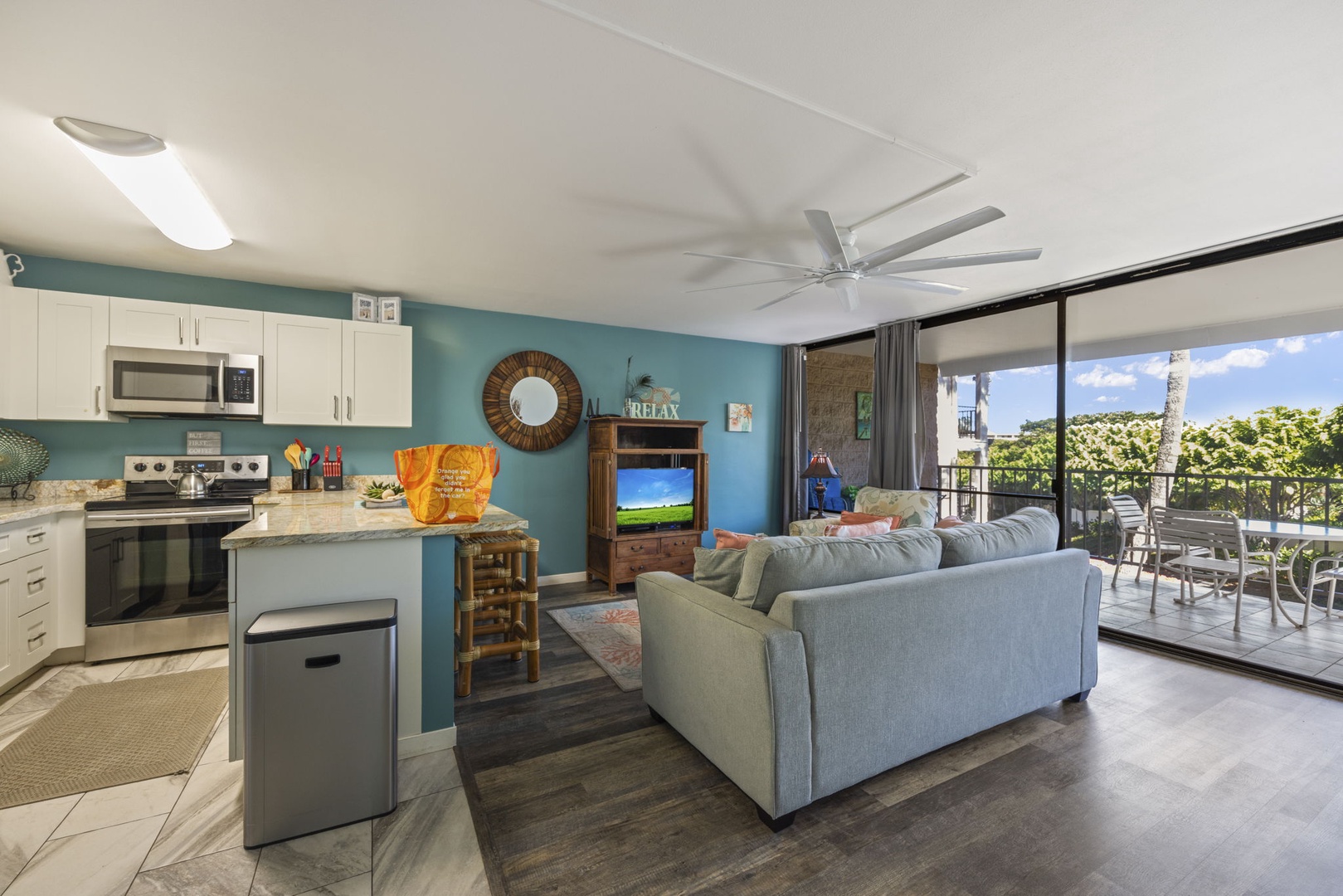 Kihei Vacation Rentals, Kihei Alii Kai C206 - Slide the glass wide and the lanai becomes an extension of the living room.