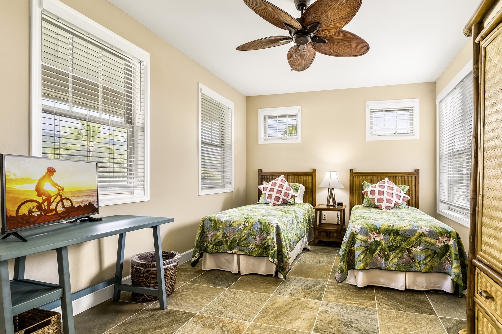 Kailua Kona Vacation Rentals, Golf Green - Downstairs bonus room equipped with 2 Twin beds