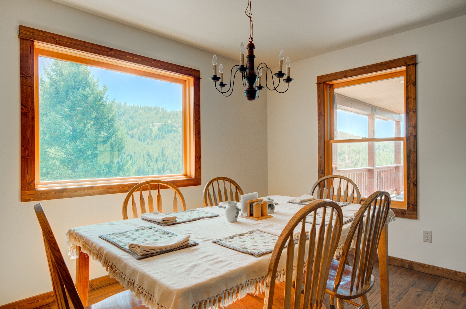 Bozeman Vacation Rentals, The Canyon Lookout - Dining with a view