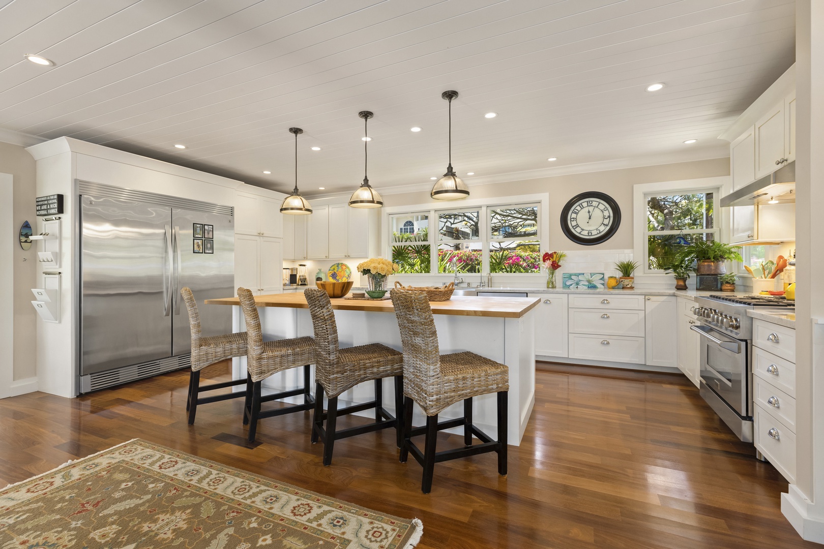 Honolulu Vacation Rentals, Hale Le'ahi - Keep the chef company at the breakfast bar