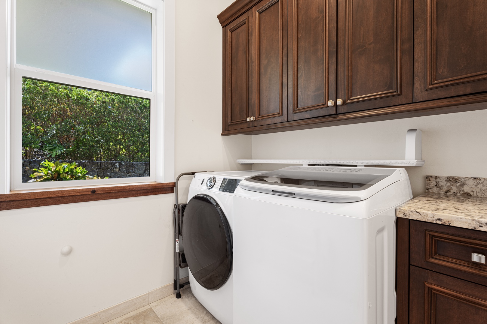 Kailua Kona Vacation Rentals, Ohana le'ale'a - Full-sized washer and dryer ensure fresh clothes for your island adventures.